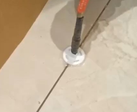 香格里拉瓷砖空鼓维修公司专业解答瓷砖在铺贴过程中，如果没有涂抹均匀到位的粘结材料（如水泥砂浆或瓷砖胶），可能会导致以下问题